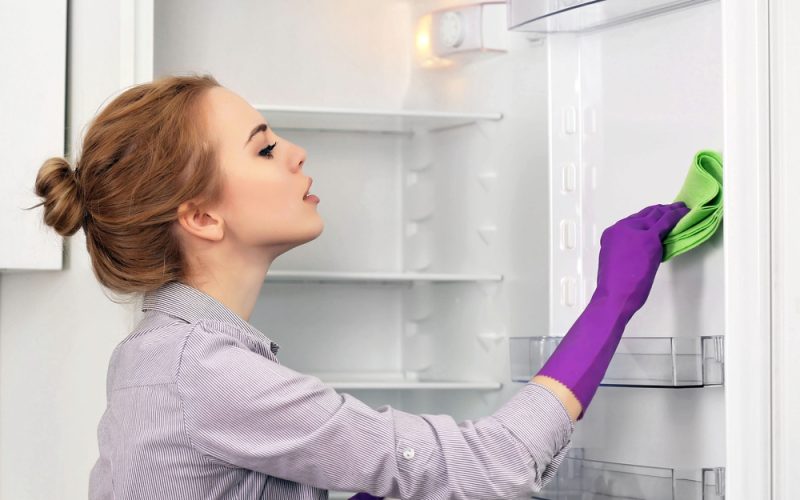 “الحل السحري” أفضل طرق العناية بالثلاجة وتنظيف الأرفف والفريزر